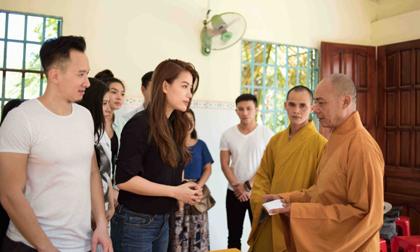 Mặc cầu tre lắt lẻo, Trương Ngọc Ánh lặn lội đến với bà con cù lao nghèo Tiền Giang