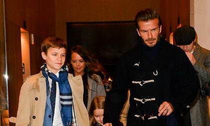 Nhà giàu sụ nhưng con trai thứ của David Beckham vẫn đi rửa chén tại quán cà phê