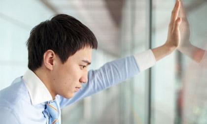 Nhiều người ở chung cư đối diện cứ chĩa điện thoại vào ban công của tôi, tính tò mò khiến tôi phải nhìn thấy một cảnh tượng kinh khủng