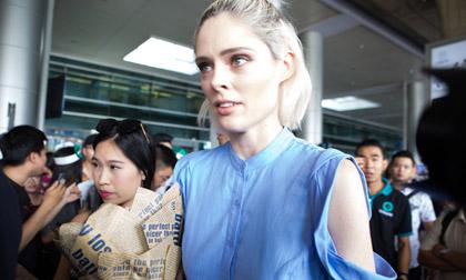 Siêu mẫu đình đám thế giới Coco Rocha rạng rỡ dù bị fan Việt bao vây tại sân bay