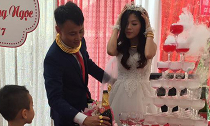 Cô dâu ngẩn ngơ đứng nhìn chú rể nhận vàng đeo kín cổ trong đám cưới