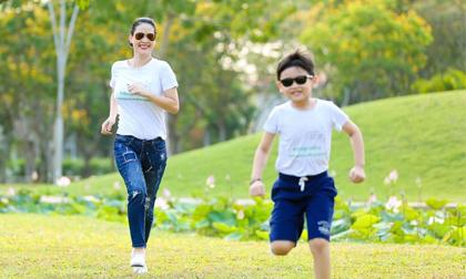 Thân Thúy Hà vui vẻ chơi đùa cùng con trai