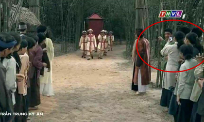 Phim phát sóng, cả đoàn phim và ê-kip kiểm duyệt mới ngã ngửa phát hiện diễn viên quần chúng làm điều này