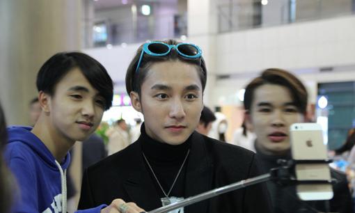 Fan ngủ đêm tại sân bay Hàn Quốc để chào đón Sơn Tùng M-TP