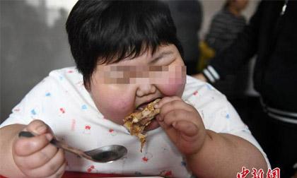 Cuộc sống của cô bé Trung Quốc 7 tuổi nặng 75kg phải vật lộn giảm cân