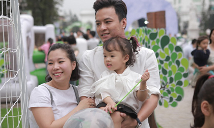 Hồng Đăng lần đầu đưa vợ và hai con gái đi dự sự kiện