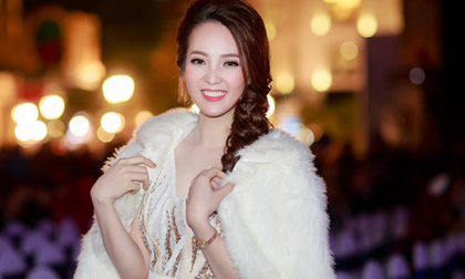 Á hậu Thụy Vân diện váy áo mỏng manh làm MC giữa thời tiết se lạnh