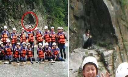 Kinh hãi bóng ma ngồi co ro trên vách đá trong bức ảnh chụp đoàn du lịch