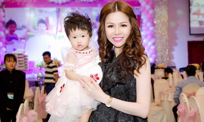 Quý bà Bùi Thị Hà tạo phong cách quý tộc cho con gái nhỏ