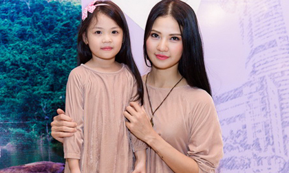 Con gái Hoa hậu Trần Thị Quỳnh càng lớn càng giống mẹ