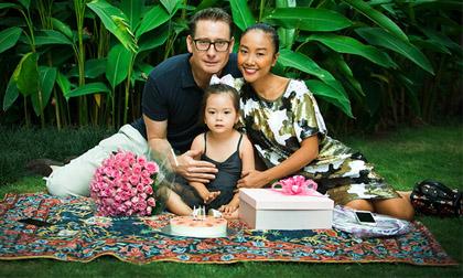 Công chúa lai nhà Đoan Trang điệu đà bên bố mẹ trong ngày sinh nhật