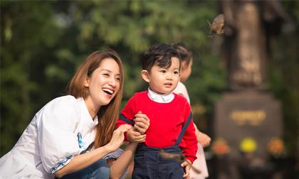 Khánh Thi và con trai đi thả chim phóng sinh ở hồ Hoàn Kiếm