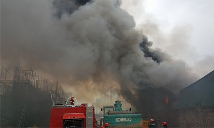 Cháy nhà xưởng cạnh Keangnam, khói đen ngút trời