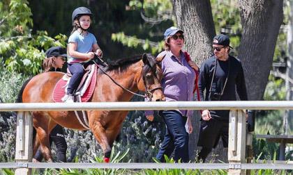 Bé Harper Beckham tự tin cưỡi ngựa dù mới 5 tuổi