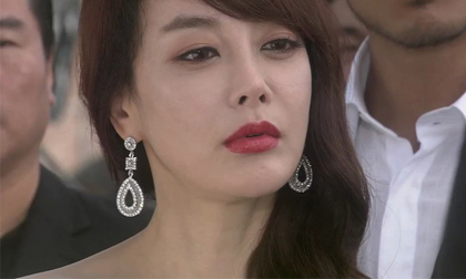 Cuộc đụng độ bất ngờ với vợ “ngoan” cùng ba người đàn ông ở nhà hàng khiến chồng đứng sững như trời trồng