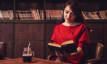 Nhật Thuỷ: 'Thôi thì giữa một rừng người 'hot', mình chọn nhạt bớt đi có khi lại hay hơn nhỉ?'