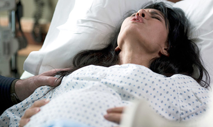 Khi tôi lên bàn sinh con, chồng chứng kiến toàn bộ nên bây giờ mới xảy ra chuyện oái oăm thế này