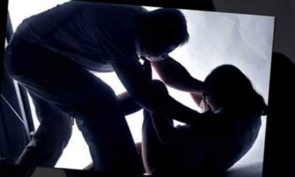 Vệt máu trên chân vạch mặt thanh niên làm bậy con gái ông chủ trong nhà tắm: Nữ sinh tự nguyện?