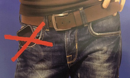 Nếu chồng bạn có thói quen nhét điện thoại sau túi quần, hãy cảnh báo ngay trước khi quá muộn