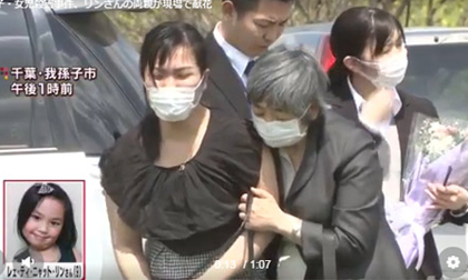 Mẹ bé gái người Việt bị sát hại tại Nhật quỵ ngã khi đến thắp hương tại nơi phát hiện thi thể con gái