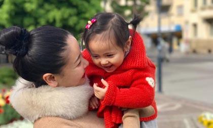 Hà Kiều Anh và con gái rạng rỡ ngắm cảnh đẹp ở Đức