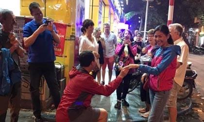 Chàng trai Tây lãng mạn quỳ gối cầu hôn bạn gái Việt ở phố cổ Hà Nội