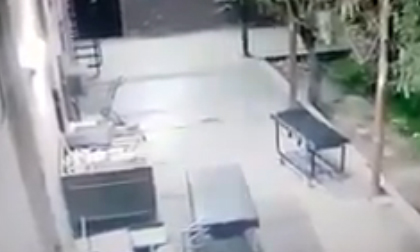 Camera ghi lại cảnh tượng rợn người xảy ra trong bệnh viện giữa đêm khuya