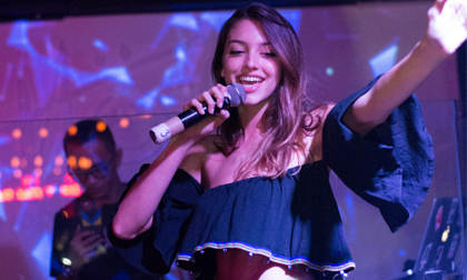 Celine Farach xinh đẹp, khoe giọng hát trong bar khi tới Sài Gòn