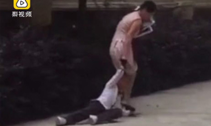 Phẫn nộ cảnh cô giáo nắm tóc nữ sinh tiểu học kéo lê trên đường