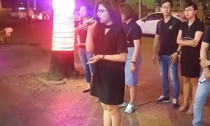 Thiếu nữ gây náo loạn cả khu phố vì hát hay lại còn quá xinh