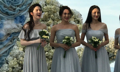 Đi làm phù dâu, Lưu Diệc Phi đẹp lấn át cả nhân vật chính của đám cưới