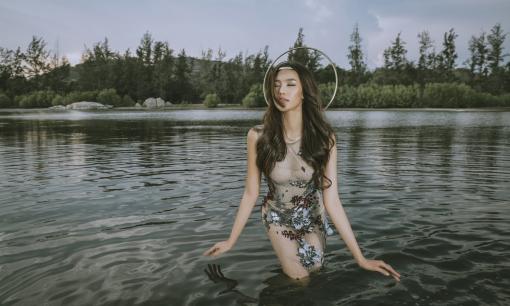 Lan Khuê hoá công chúa thôi miên mọi ánh nhìn