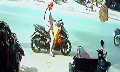 Mẹ bất cẩn dừng xe không tắt máy, con vít ga lao thẳng trên đường
