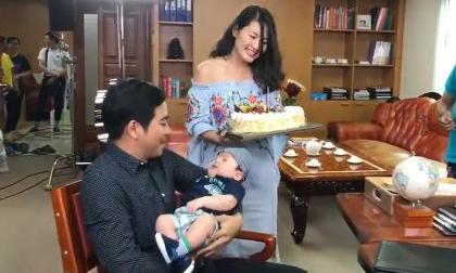 Ngọc Lan bế con trai tới phim trường mừng sinh nhật chồng