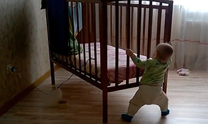 Em bé 10 tháng tuổi 'siêu khỏe', tự mình xoay chuyển chiếc cũi gỗ khắp phòng