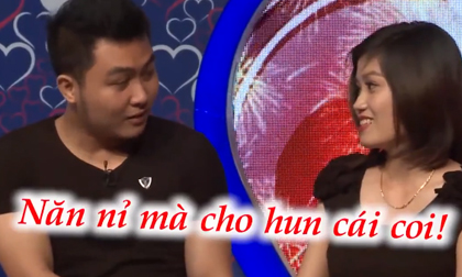 'Cười ngất' với anh chàng nhút nhát năn nỉ xin hôn bạn gái