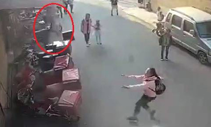 Nữ sinh lớp 6 được ca ngợi vì cố gắng đỡ em bé rơi từ tầng 3 trong khi người khác chỉ đứng nhìn