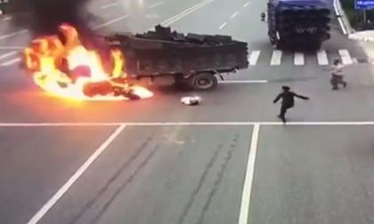 Đâm thẳng vào bình xăng ô tô, tài xế xe máy bốc cháy như đuốc