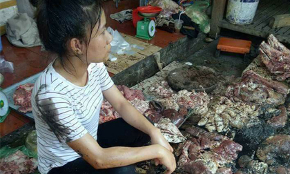 Bán thịt giá rẻ, người phụ nữ bị hắt dầu luyn trộn chất thải khắp sạp thịt