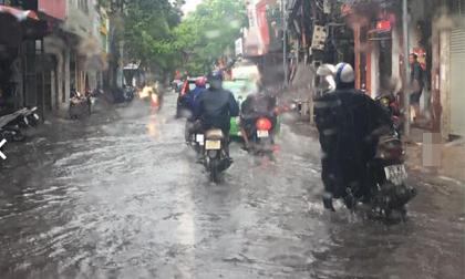 Nhiều tuyến đường ngập nặng sau cơn mưa giông sáng nay (12/5)