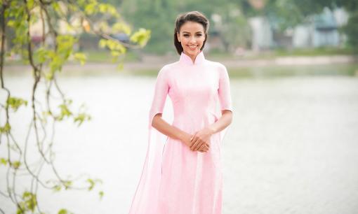 Vừa đến Hà Nội, Hoa hậu Pháp diện ngay áo dài dạo Hồ Gươm  