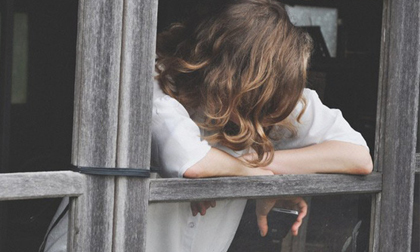 Chồng trở mặt, công khai tình nhân ngay khi nhà vợ cắt 'viện trợ'