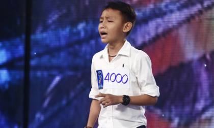 'Cậu bé chăn vịt' 13 tuổi lay động trái tim khán giả với ca khúc hát về cha