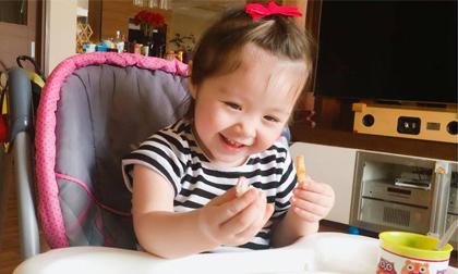 Cadie cười tít mắt khi được làm điều tuyệt vời nhất