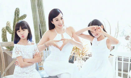 Sao nữ gốc Việt đẹp gợi cảm bên 2 con gái trên tạp chí Elle 