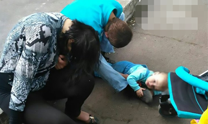 Bé trai khóc thảm thiết giữa phố trong khi bố mẹ vẫn say rượu mềm rũ gây phẫn nộ