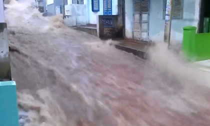 Dòng lũ cuồn cuộn như thác nước ở giữa thành phố Buôn Ma Thuột