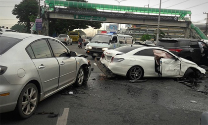 Vợ cuồng ghen tông thẳng ôtô vào Mercedes của chồng đang chở bồ nhí