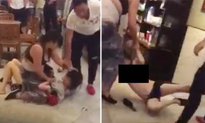 Mặc con gái khóc lóc van xin, người phụ nữ vẫn đánh đập, lột đồ nhân tình của chồng trước đám đông