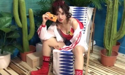 Hari Won lộ bụng tròn ngấn mỡ trong clip hậu trường chụp ảnh gợi cảm